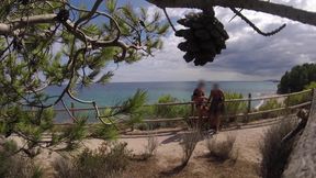 Dick flash - I pull out my cock in front of a French girl on the beach path and she helps me cum in mounth CAUGHT !!!