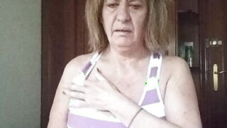 Filmato amatoriale di una ragazza spagnola matura che si masturba