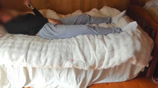 【盗撮風】スマホでエッチな動画見ながら腰ヘコヘコオナニー