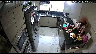 FLAGRA! Marido Pega esposa dando para o vizinho na cozinha!