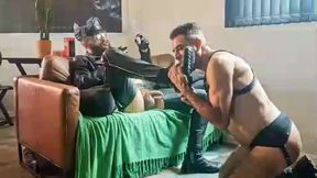 mestre fumando um charuto na sala de estar vestido de couro e chama seu submisso obediente