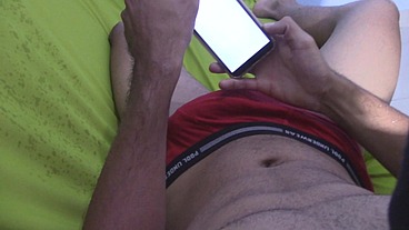 Jovem gozando ao ver namorada em filme pornô