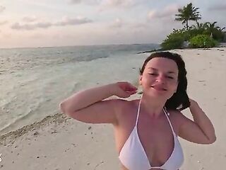 Femdom in Paradise. Outdoor Worship on the Beach