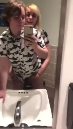 Travesti fode putinha na banheiro da firma