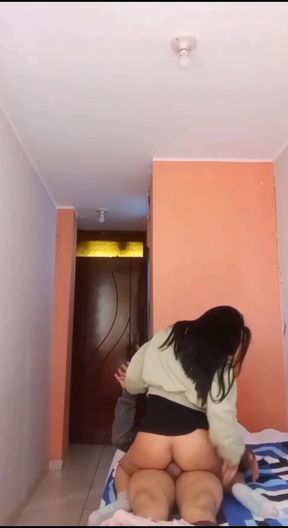 No la termino de desnudar y la penetro y le gust&oacute; mucho que ella misma se sube en mi ensima