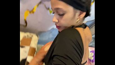 EL COBRADOR LLEGO POR LA CUOTA Y COMO SOY UNA ZORRA SE LO PAGUE CON UNA BUENA CHUPADA DE VERGA Y LE DI MI CULO PARA QUE LO ROMPIERA