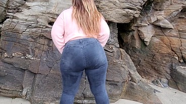Chica con culo enorme tiene sexo al aire libre en la playa!