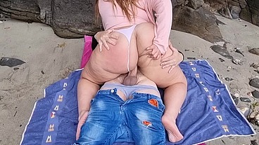 Chica con culo enorme tiene sexo al aire libre en la playa!