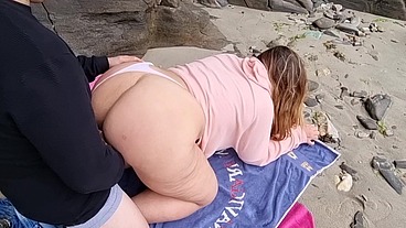 Chica con culo enorme tiene sexo al aire libre en la playa!