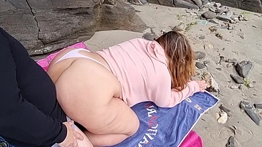 Chica con culo enorme tiene sexo al aire libre en la playa!