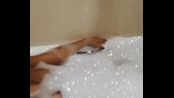 Coroa gostosa pagando peitinho na banheira