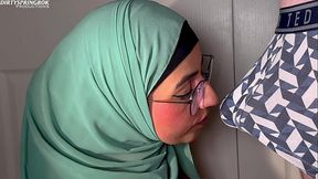 Muslim Aaliyah Yasin gives a super sloppy blowjob