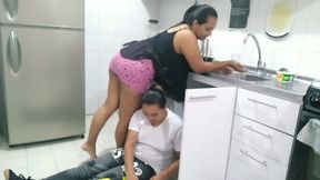 llamo al plomero para revisar la ca�er�a y termina revisando mi co�o peludo