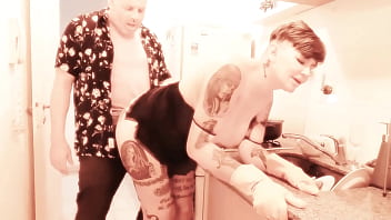 los clientes no paran de llamar y yo chupandole la pija a mi macho para que me coja fuerte el culo