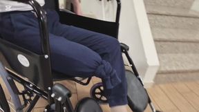Finalmente postiamo la primissima clip da Amputata interpretata da Miss Annika Impacciata, goffa nei movimenti, alle prese con la sedia a rotelle che non va dove sembra lei voglia mandarla sempre dolce, cordiale e sorridente. Buona visione.