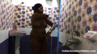 Indian wifey pulverize with acquaintance absence of her spouse in douche