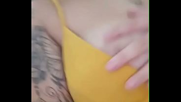 Ruiva puta e safada aproveita que o corno n&atilde_o est&aacute_ e faz chamada de v&iacute_deo com o amante e se exibindo mostra a buceta e faz xixi pra ele gozar