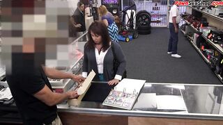Thick pawnshop amateur blows POV dick out back