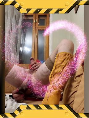 Djini Djini Stretches Her Hole Before Group Sex