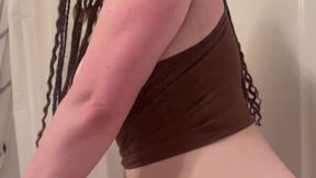 Tattooed hippy chick vibrates her clit on cam