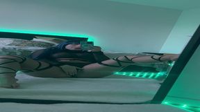 hinata se touche devant son miroir