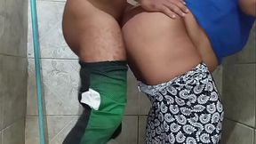 Professor come a buceta a aluna evang&eacute_lica no banheiro da escola