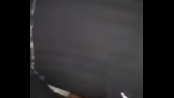 eu in pantaloni de piele