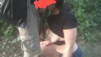 garota safada encontra novinho na trilha e pede pra chupar seu pau