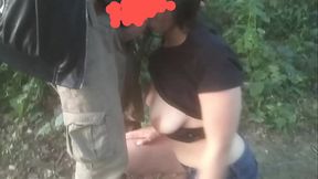 garota safada encontra novinho na trilha e pede pra chupar seu pau