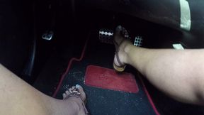 Im in a rush Hurry UP gold chain thong sandal PEDAL PUMPING