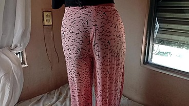Mi mejor amigo no aguanta los sentones de mi esposa y se le salió la leche