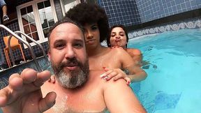 festa na piscina com duas gostosas