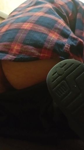 Bi guy prepares his hole to play