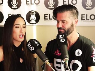 La hermosa modelo se comio toda la banana!????
