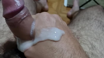 Pau peludo gozando muito gostoso com a porra grossa