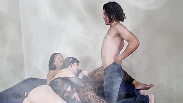 suruba sem camisinha entre uma mulher cis, uma mulher trans, um gay e um hetero