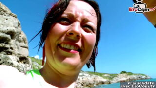 Schlampe wird hart anal gefickt