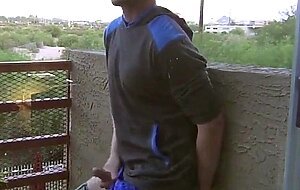 Masturbation im Freien auf dem Balkon