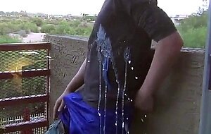 Masturbation im Freien auf dem Balkon