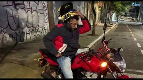 RECEBI UMA ENTREGA E PEDI PRO ENTREGADOR SUBIR. ELE ME COMEU COMO PAGAMENTO E AINDA ME DEU LEITE NA BOCA. - PARTE I