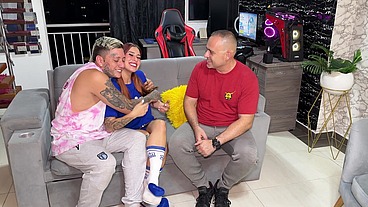 Hijastro Gamer Cornudo con su novia infiel Katty Blake y el padrastro de Zack