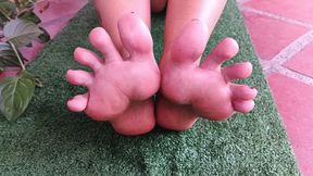 Wrinkled soles, pronounced arches, toes and lots of oil (3)