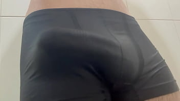 Pau pulsando na cueca molhada da academia