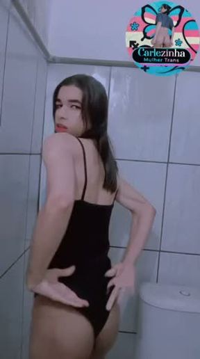 Carlezinha — Vadia de maiô curtinho e calcinha enfiada no rabo, pica grossa latejando forte,