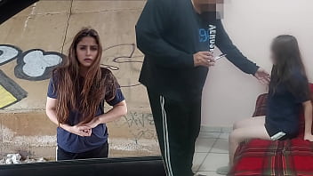 DUELE! PEQUE&Ntilde_A e inocente morrita putipobre de colonia marginal se va con un viejo por ayuda econ&oacute_mica, casero real no fake
