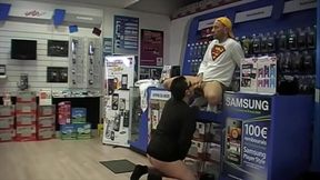 bais&eacute_ par le venderu de t&eacute_l&eacute_phone dans sa boutiqueincoryable le vendeur de ...