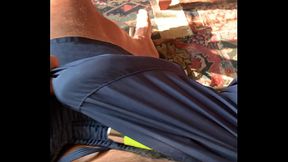 De shorts e pau duro, querendo bater um punhet&atilde_o