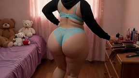 big-bootied woman in light blue leggings shaking her butt