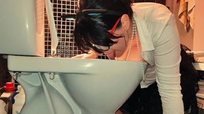 she is dirty! smellit and lickit!
