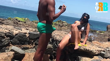 Corno me ligou enquanto eu fodia sua esposinha na praia e ele assistiu por v&iacute_deo chamada . Hotwife fudendo com neg&atilde_o dotado realizador baiano em p&uacute_blico e o Cuckold assistindo de longe . amador